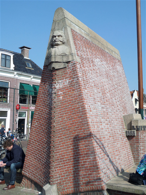 De Amsterdamse Schoolse centrale boeg van het monument.
              <br/>
              Ron Conijn, 2014-03-29